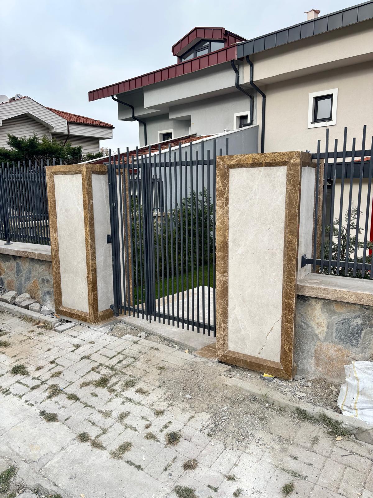 Mermer kapı dikmeleri